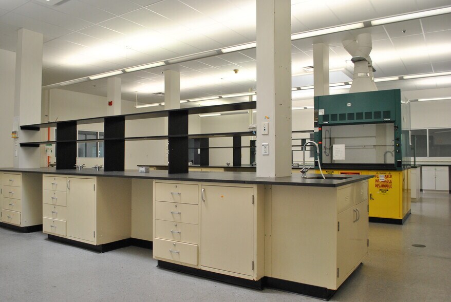 More Photos Of 35 Cabot Rd, Woburn Research And Development For Lease