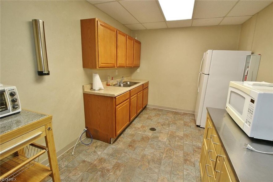 More Photos Of 172 S Friendship Dr, New Concord Medical For Sale