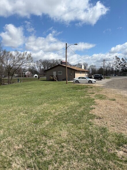 More Photos Of 631 N Pershing St, Energy Veterinarian Kennel For Sale