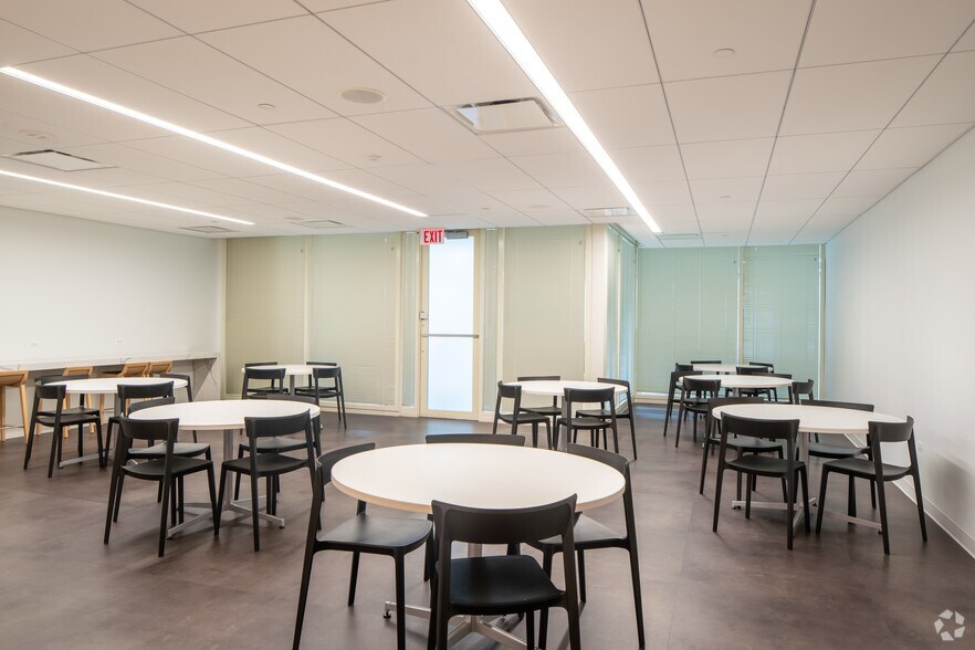 More Photos Of 1475 E Woodfield Rd, Schaumburg Office For Lease