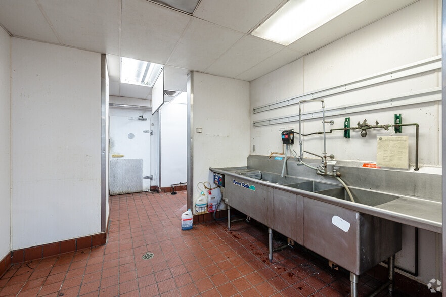 More Photos Of 1914 W 79th St, Chicago Freestanding For Lease