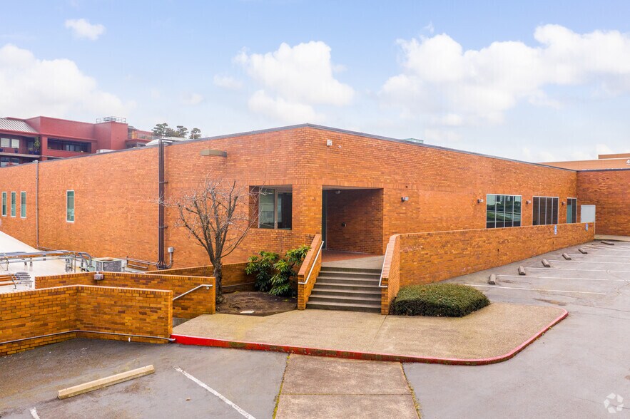 More Photos Of 4550 S Macadam Ave, Portland Office For Sale