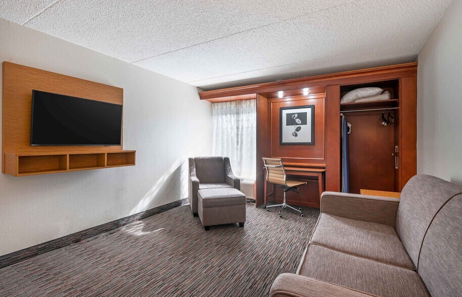 More Photos Of 3185 S Dirksen Pkwy, Springfield Hotel For Sale