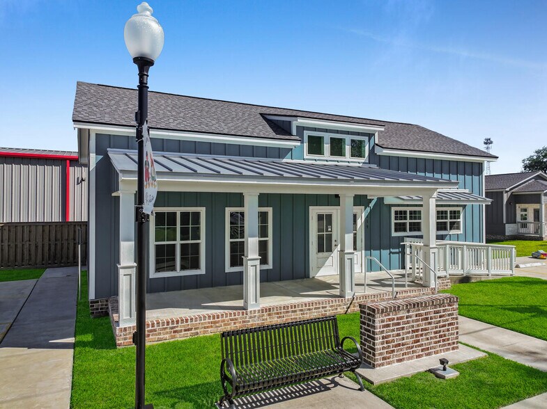 Primary Photo Of 1119 Atlanta Ave, Nederland Office For Sale