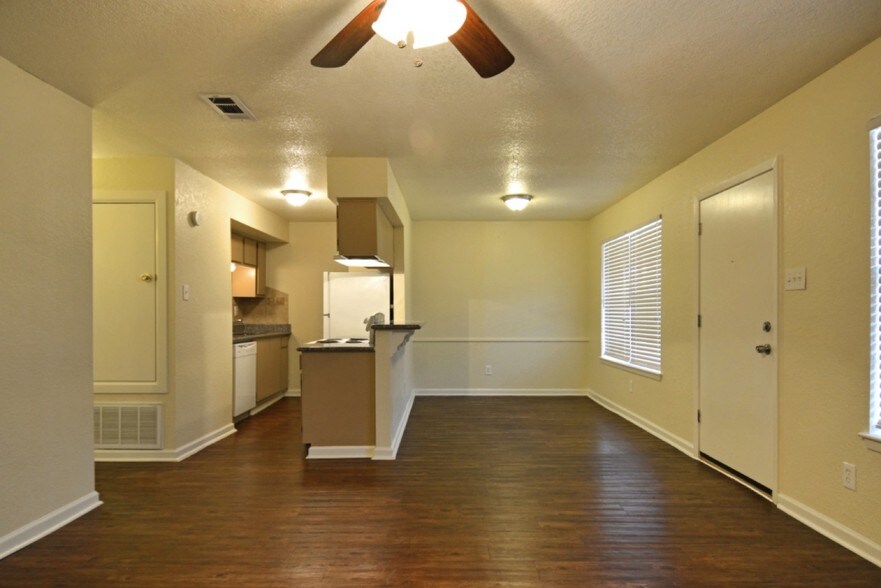 More Photos Of 601 E Coombs St, Alvin Apartments For Sale