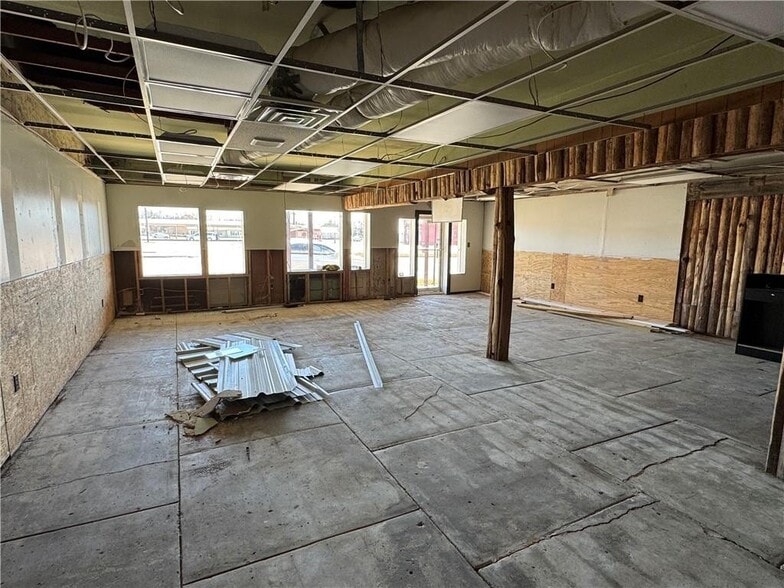 More Photos Of Gassaway Ave, Lott Showroom For Sale