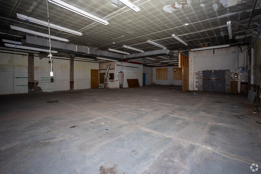 More Photos Of 113 Gold Ave, Grants Light Manufacturing For Sale