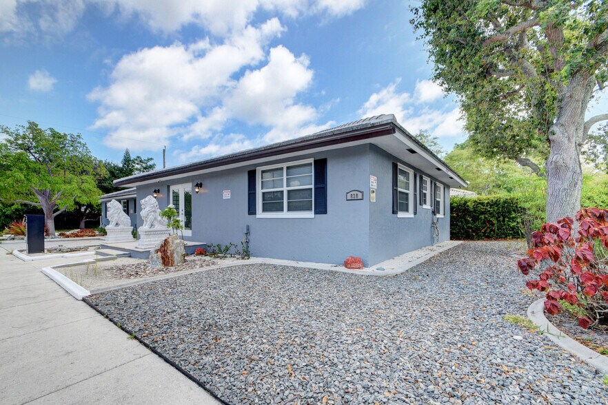 More Photos Of 830 N Federal Hwy, Lake Worth Office For Lease