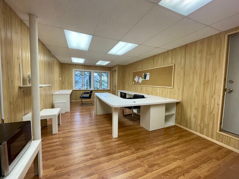More Photos Of 30 Jobs Ln, Southampton Storefront For Lease