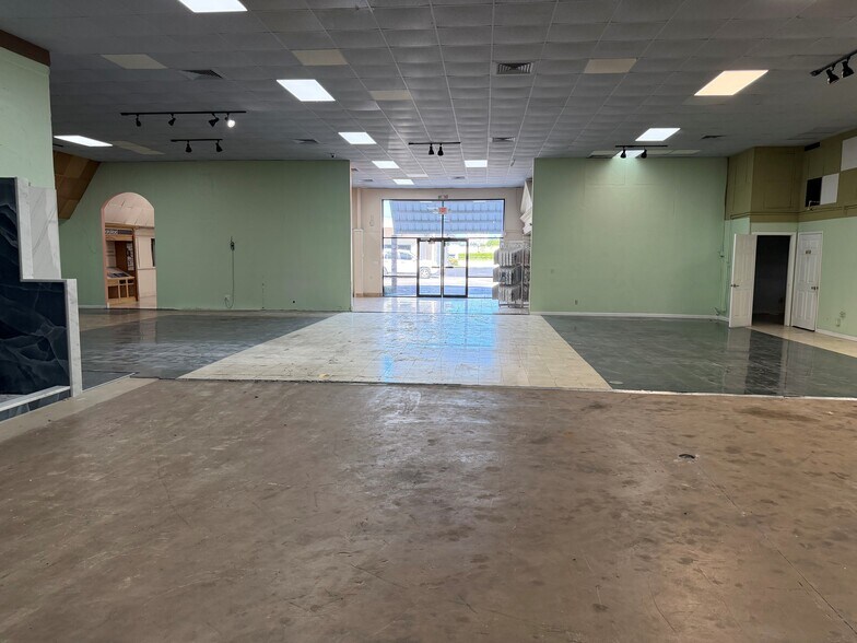 More Photos Of 4200 Tamiami Trl N, Naples Garden Center For Lease