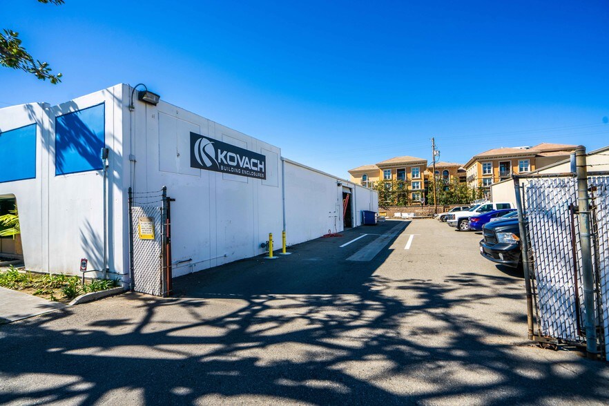 More Photos Of 2141 S DuPont Dr, Anaheim Warehouse For Lease