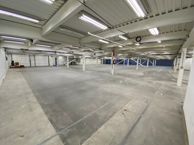 More Photos Of 10189 SW Avery St, Tualatin Manufacturing For Lease