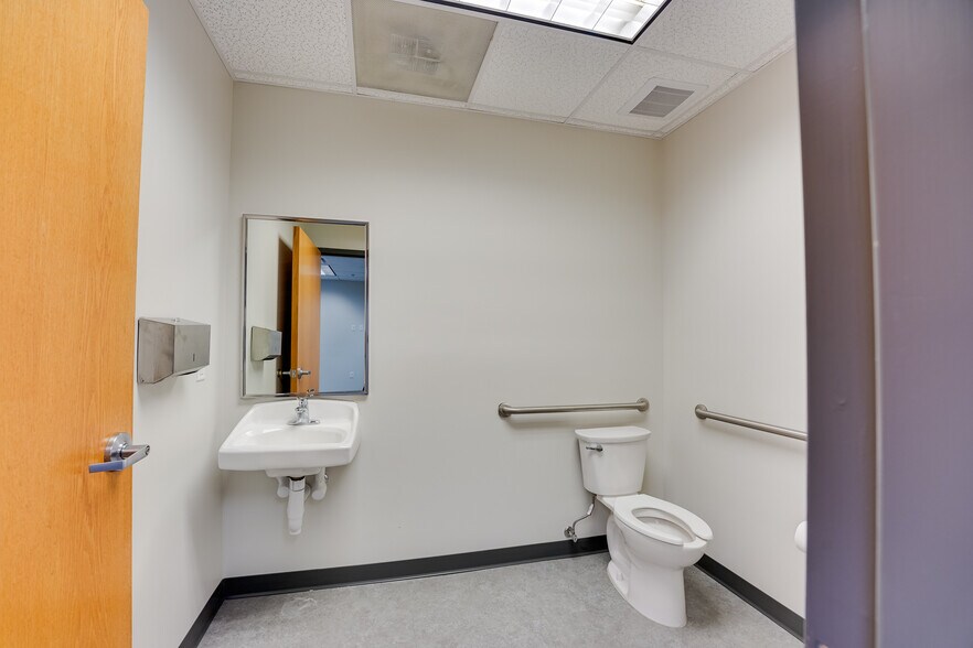 More Photos Of 712 1st Terrace Rd, Lansing Medical For Lease
