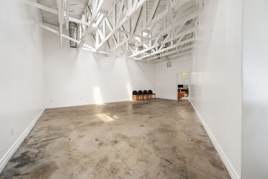 More Photos Of 1111 N Crescent Heights Blvd, West Hollywood General Retail For Sale