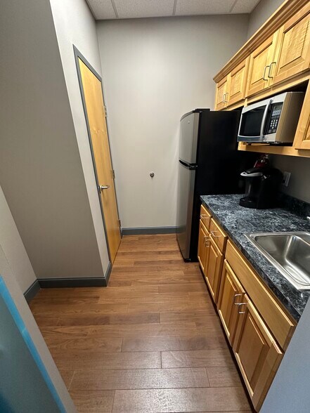 More Photos Of 996 Wilkinson Trce, Bowling Green Office For Sale