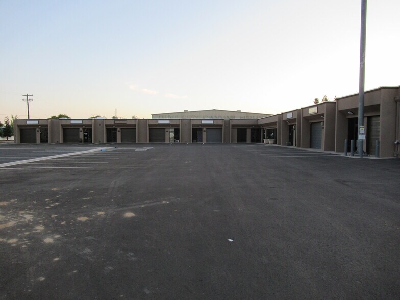 More Photos Of 5771-5791 E Shields Ave, Fresno Warehouse For Lease