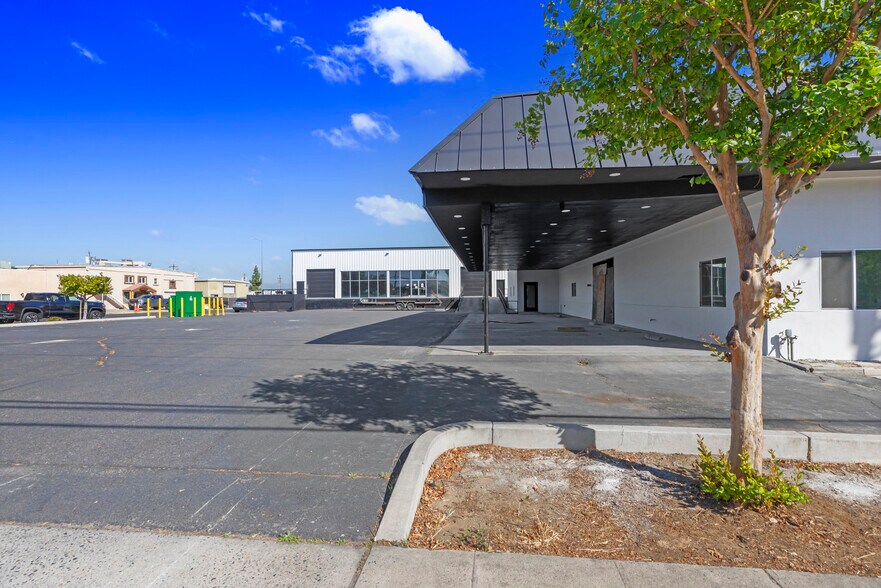 Primary Photo Of 1321 Railroad Ave, Clovis Warehouse For Sale