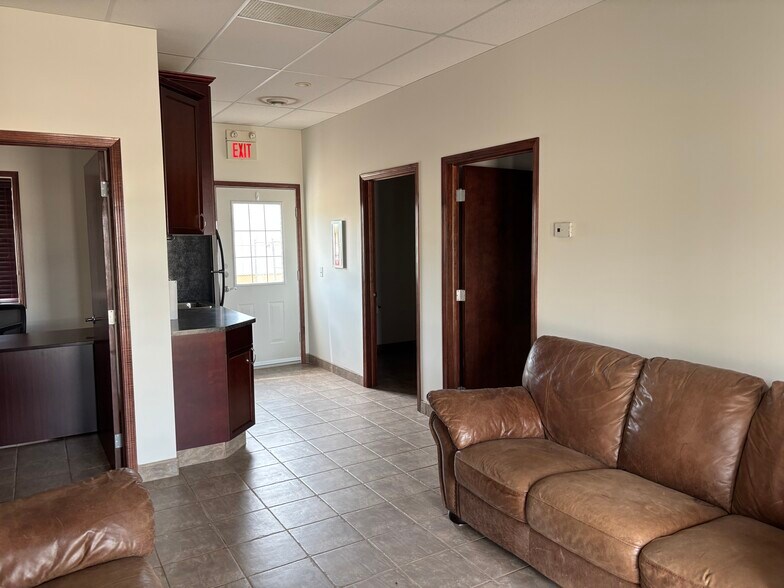 More Photos Of 60 Madison Cres, Spruce Grove Service For Lease