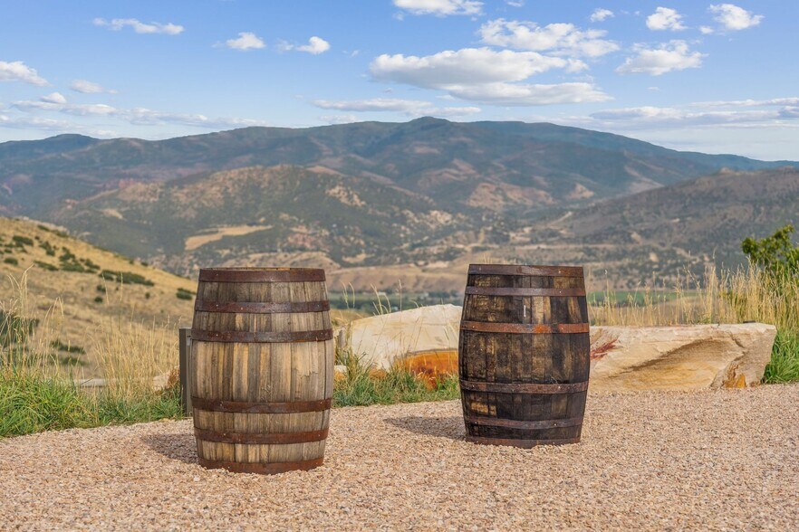 More Photos Of 27649 Old Lincoln Highway, Wanship Freestanding For Sale