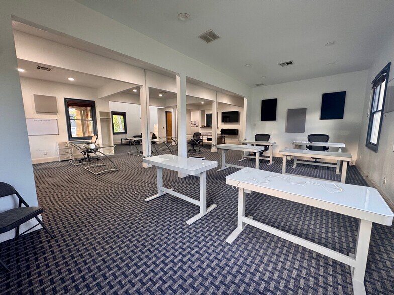 More Photos Of 627 W College St, Grapevine Office For Lease
