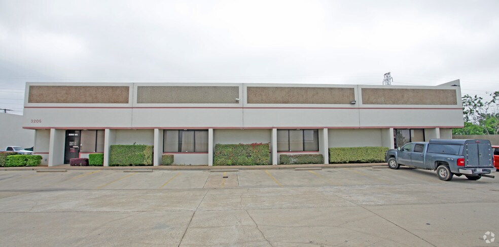 More Photos Of 3205 Bishop Dr, Arlington Flex For Lease