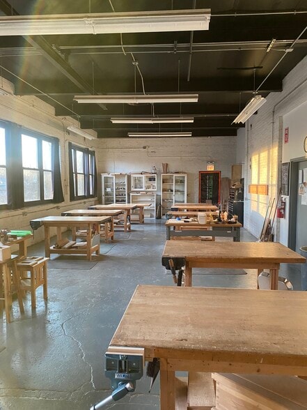 More Photos Of 5680 N Northwest Hwy, Chicago Manufacturing For Sale