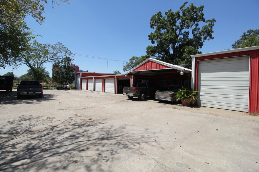 More Photos Of 2736 Fennell St, Houston Light Distribution For Lease