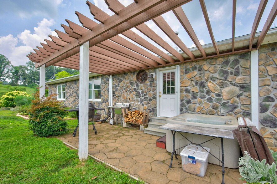 More Photos Of 1661 Turner Spur Rd, Fancy Gap Healthcare For Sale