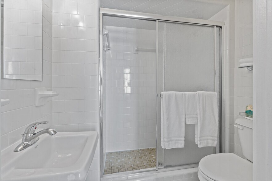 More Photos Of 738 E Main St, Belhaven Hotel For Sale