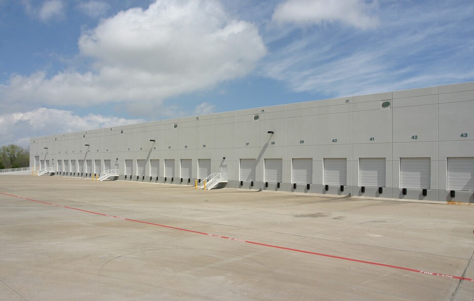 More Photos Of 3701 E Randol Mill Rd, Arlington Distribution For Lease