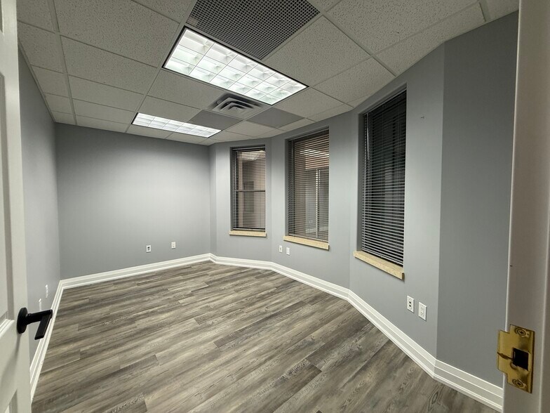 More Photos Of 361 King St, Midland Office For Sale