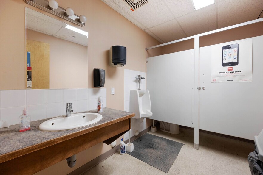 More Photos Of 105 Oak Crt, Anzac Warehouse For Sale