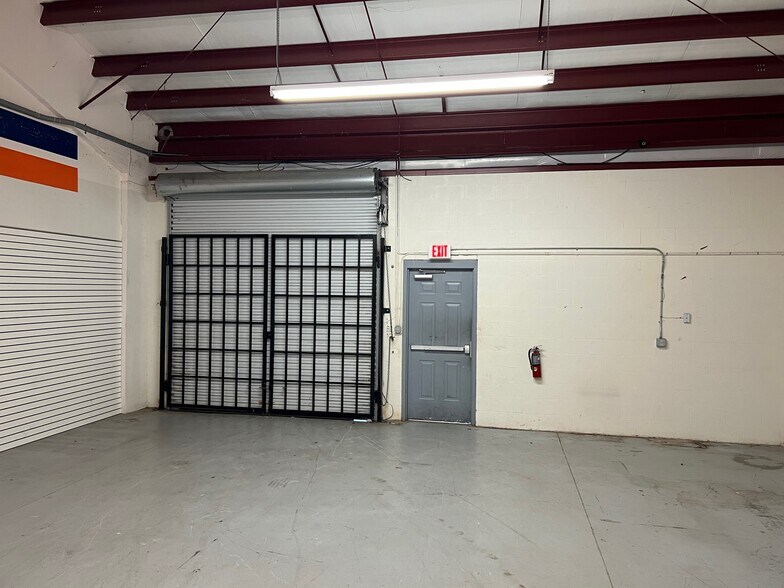 More Photos Of 4566 NW 5th Blvd, Gainesville Flex For Lease