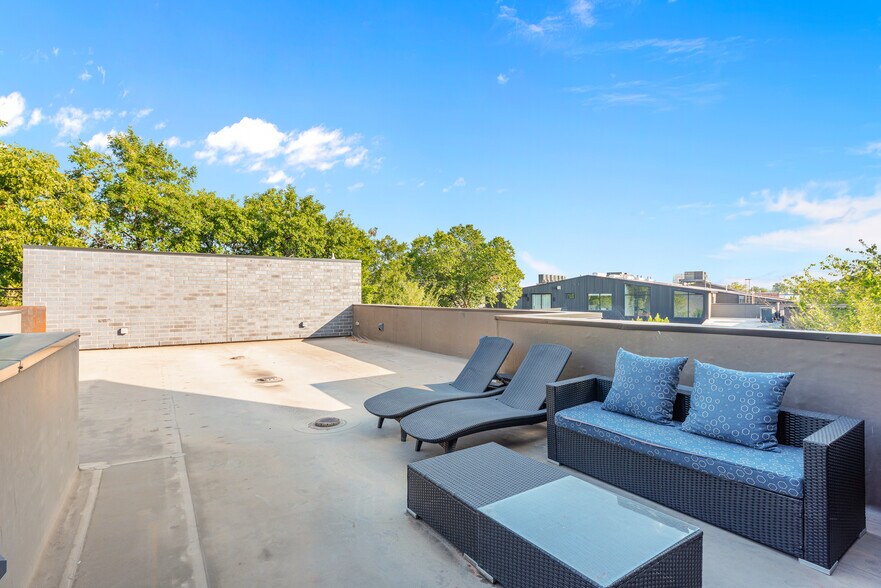 More Photos Of 4798 Iberia Ave, Dallas Office For Sale