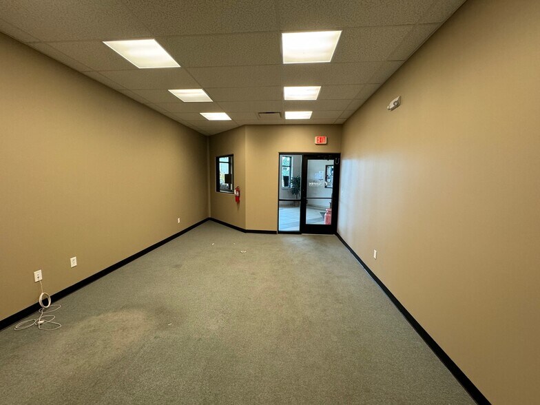 More Photos Of 15415 Pinehurst Dr, Basehor Office For Lease
