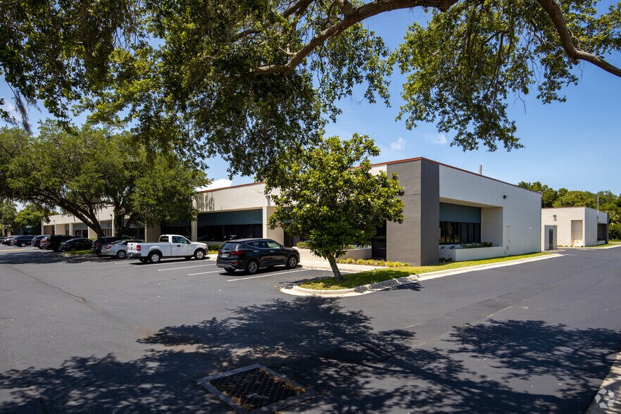 More Photos Of 1333-1335 Gateway Dr, Melbourne Flex For Lease