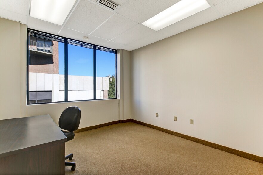 More Photos Of 300 Drayton St, Savannah Office Residential For Sale
