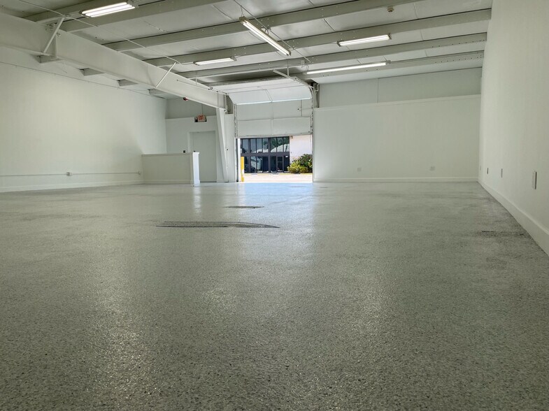 More Photos Of 5704-5720 Lawton Dr, Sarasota Warehouse For Lease