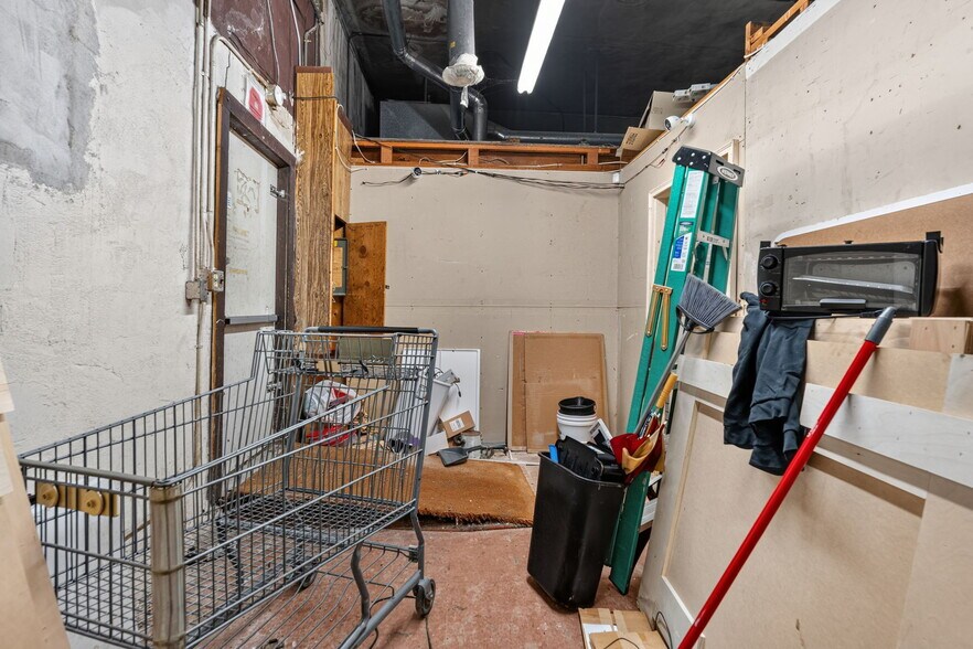 More Photos Of 1005 W Broadway Ave, Minneapolis Storefront For Sale