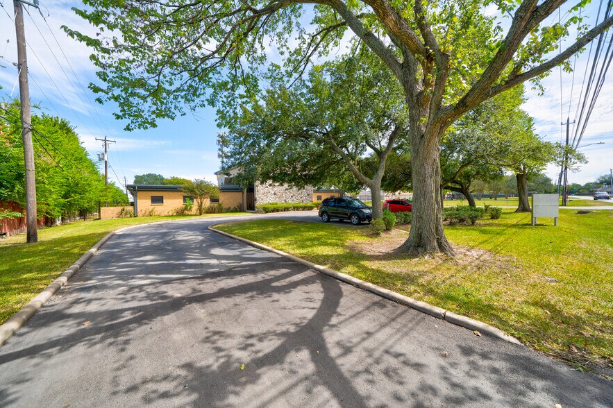 More Photos Of 9941 Rowlett Rd, Houston Medical For Lease