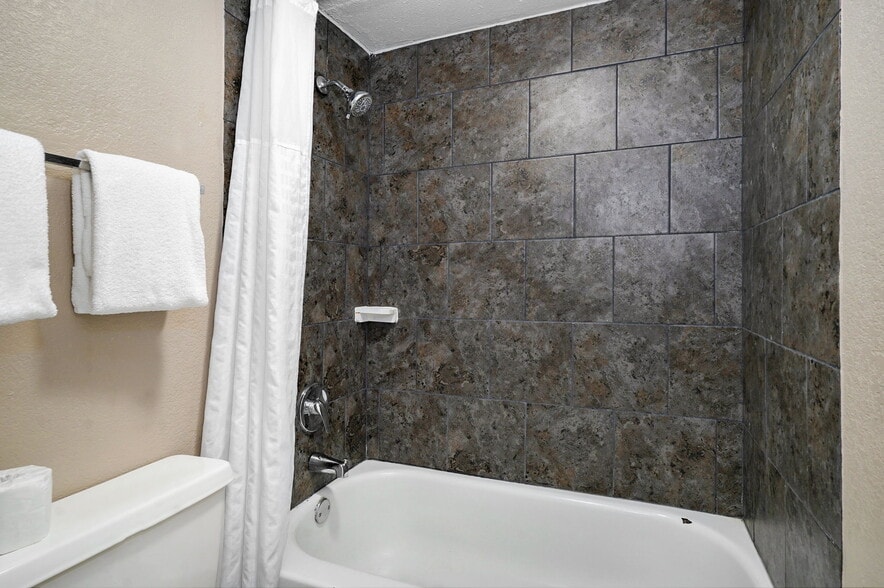 More Photos Of 3114 N Kentwood Ave, Springfield Hotel For Sale