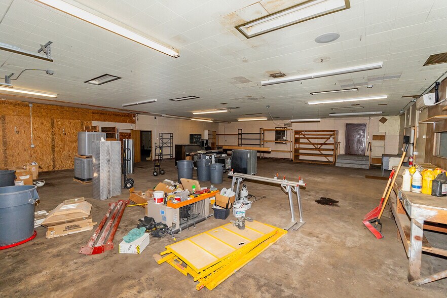 More Photos Of 1627 S Hillside St, Wichita Freestanding For Sale