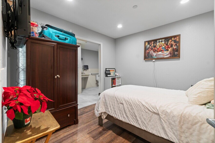 More Photos Of 1930 River Falls Dr, Kingwood Assisted Living For Sale