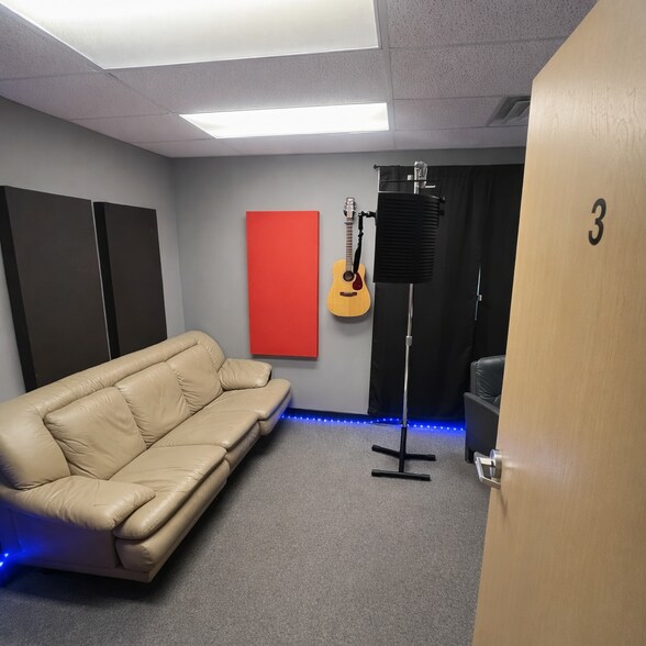 More Photos Of 100 Greenhill Ave, Wilmington Flex For Lease