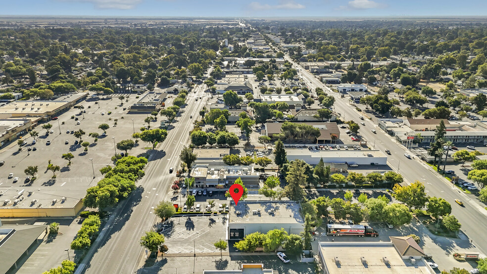 More Photos Of 73 W Court St, Woodland Freestanding For Sale