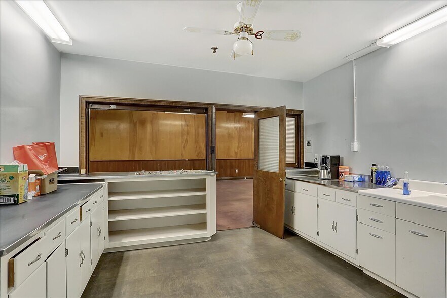 More Photos Of 701 E Hay St, York Warehouse For Lease