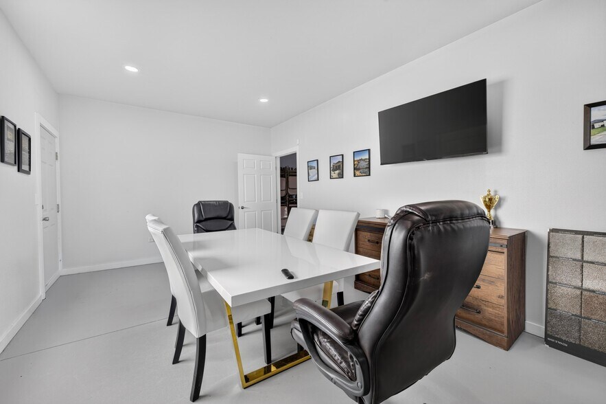 More Photos Of 506 E Stover Rd, Grandview Warehouse For Sale