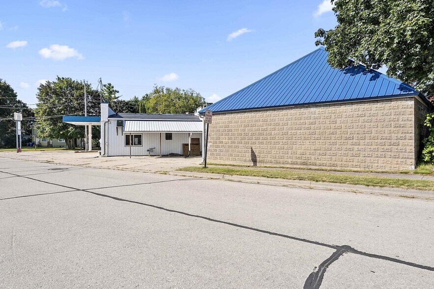 More Photos Of 201 E Green Bay St, Bonduel Service Station For Sale