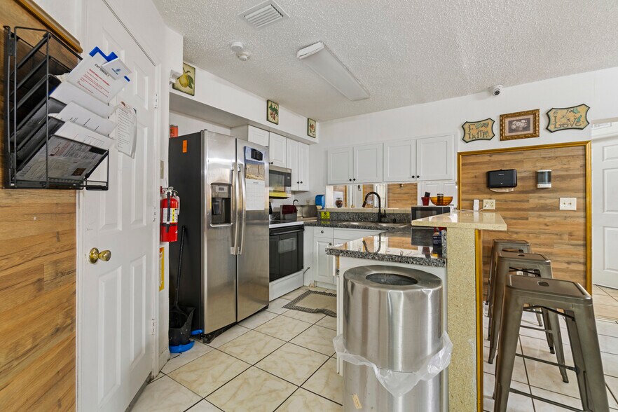 More Photos Of 613 Forest Hills Dr, Brandon Assisted Living For Lease