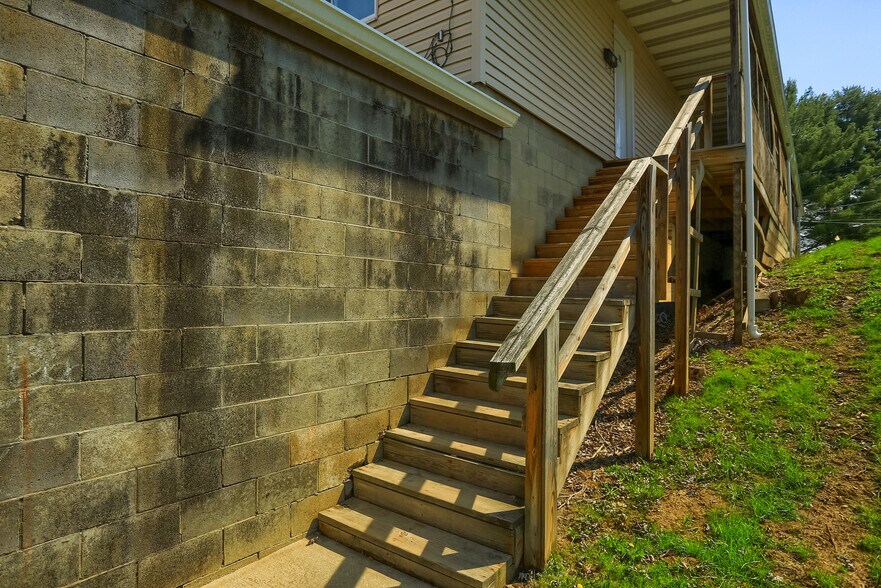 More Photos Of 115 W Main St, Evans City Freestanding For Sale